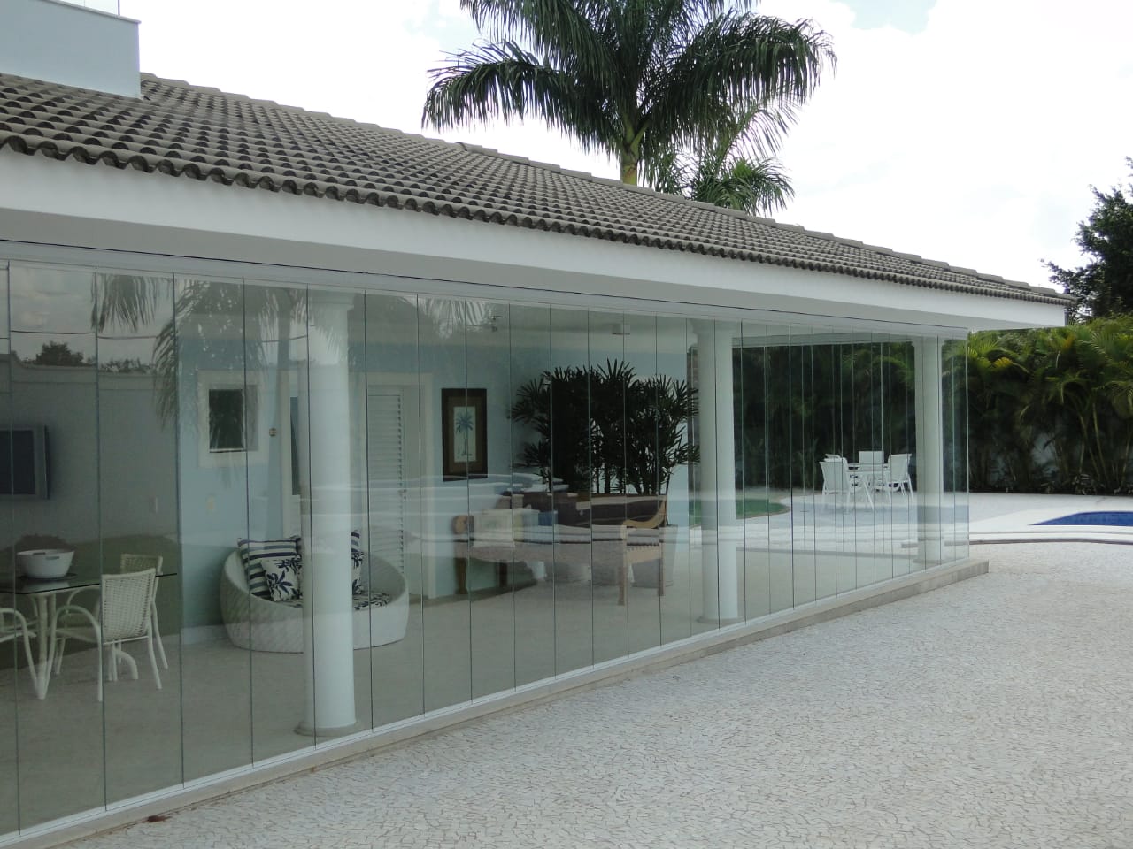 Área de convivência com fechamento de vidro transparente