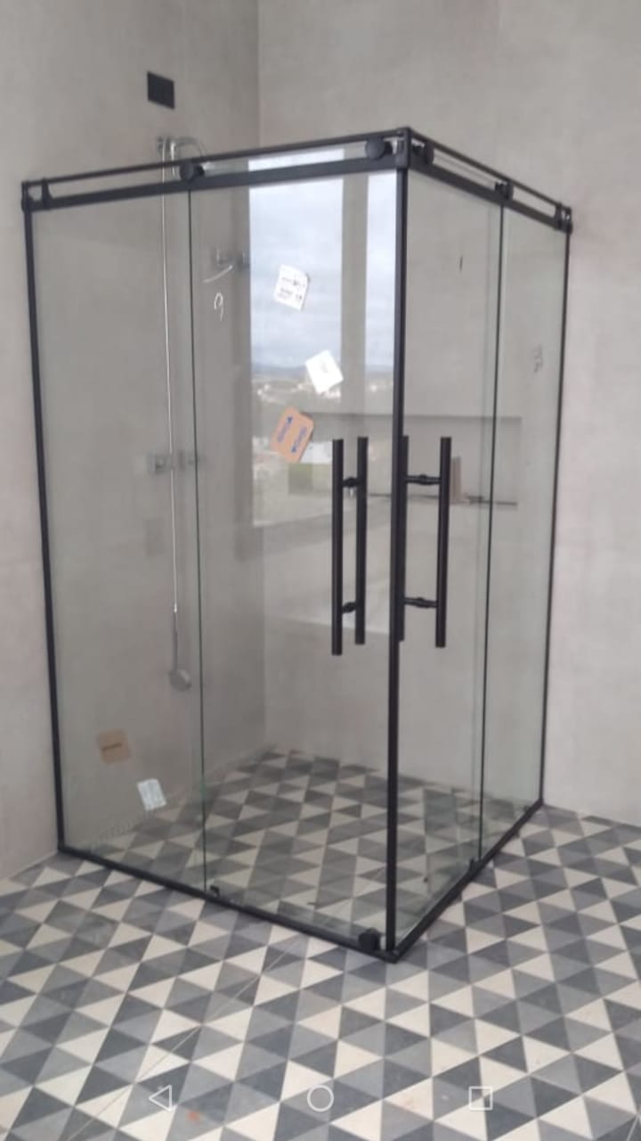 Box de vidro de canto com perfis e puxadores pretos