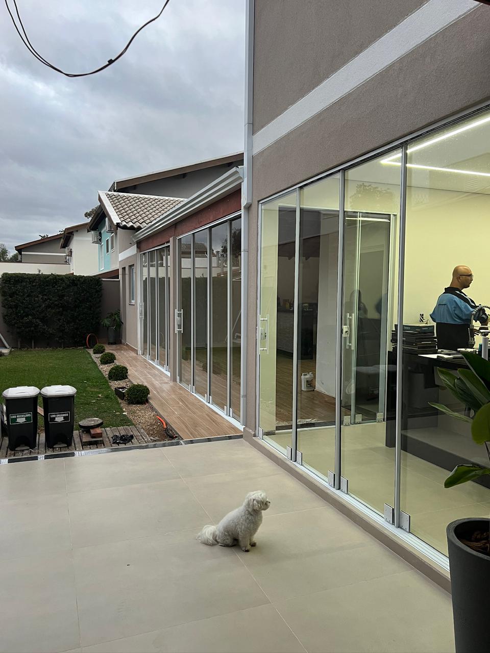 Portas de vidro de correr voltadas para um jardim