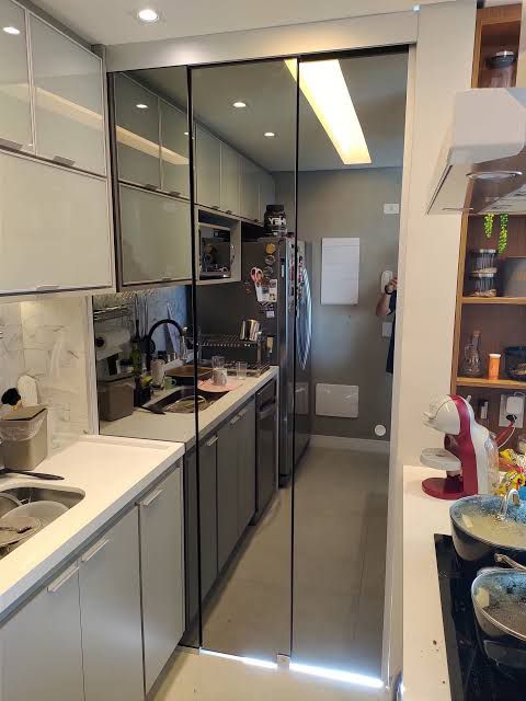 Divisória de vidro com perfis pretos em cozinha